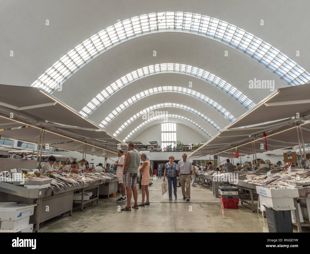 Moderno, pulito e arioso e luminoso Matosinhos municipal mercato coperto con una curva a forma di cupola di vedere attraverso il tetto di vetro vicino a Porto in Portogallo Foto Stock