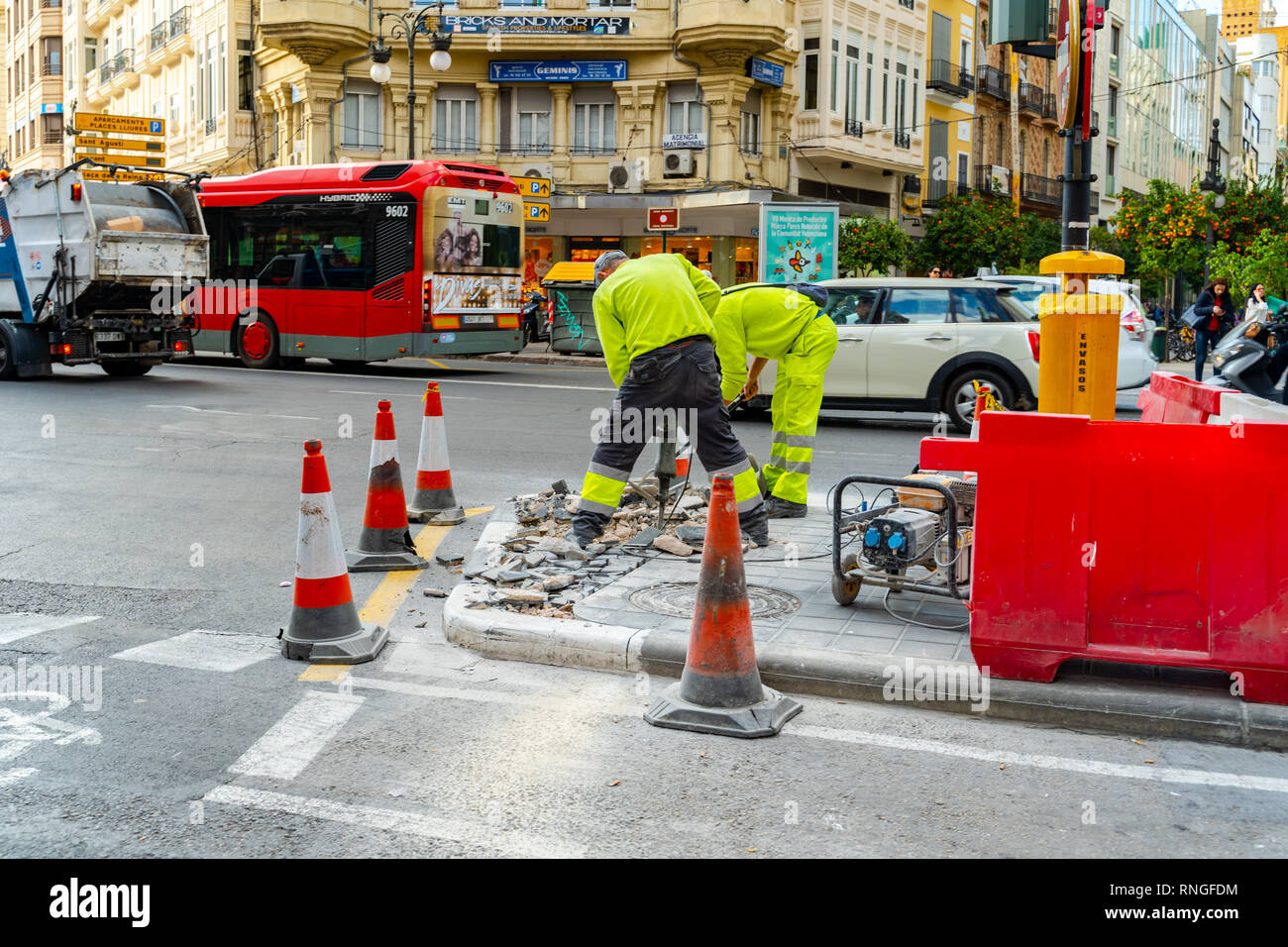 Valencia, Spagna - 18 Febbraio 2019: due lavoratori. Pavimentazione e riparazioni su strada nella città di Valenci. Foto Stock