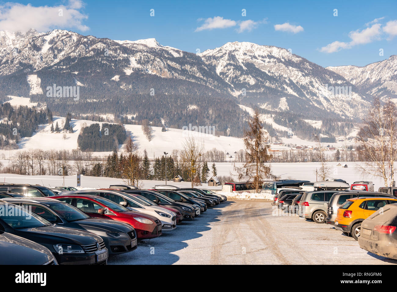 Parcheggio auto in Hauser Kaibling uno dell'Austria top ski resorts 44 impianti di risalita 123 chilometri di piste da sci, parcheggio auto, asservita 4 montagne Foto Stock
