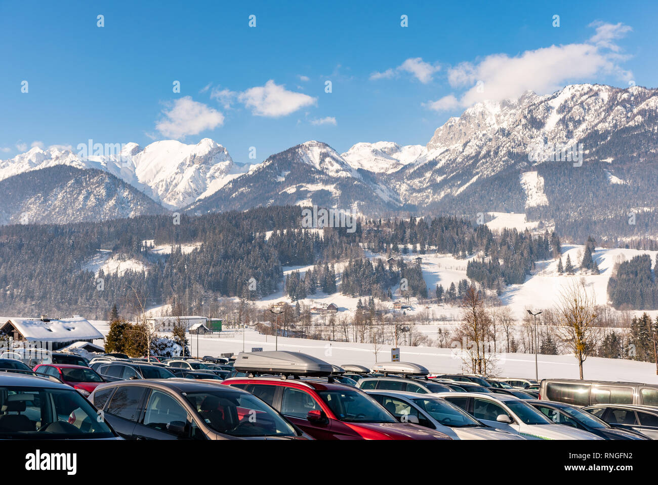 Parcheggio auto in Hauser Kaibling uno dell'Austria top ski resorts 44 impianti di risalita 123 chilometri di piste da sci, parcheggio auto, asservita 4 montagne Foto Stock