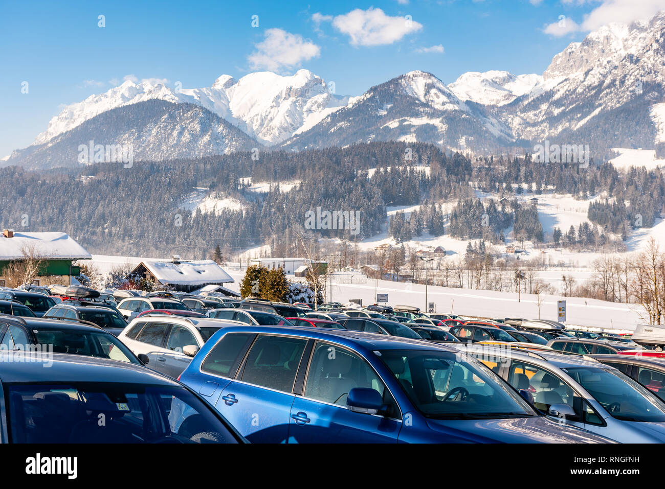 Parcheggio auto in Hauser Kaibling uno dell'Austria top ski resorts 44 impianti di risalita 123 chilometri di piste da sci, parcheggio auto, asservita 4 montagne Foto Stock