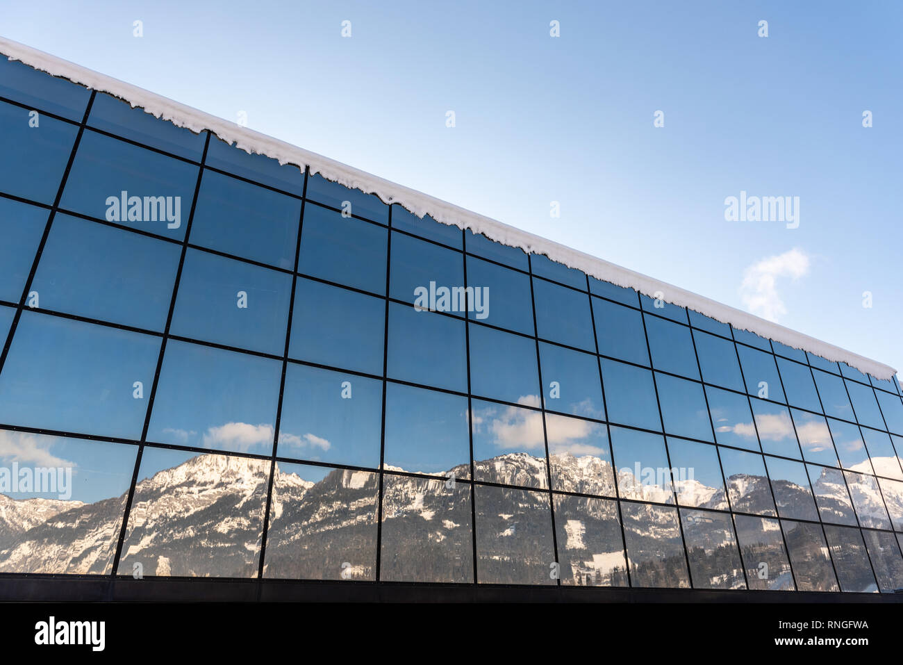 La riflessione di montagna in un edificio di vetro - la stazione di sci di Hauser Kaibling uno dell'Austria top ski resorts interconnessi 4 montagne ski Austria Foto Stock