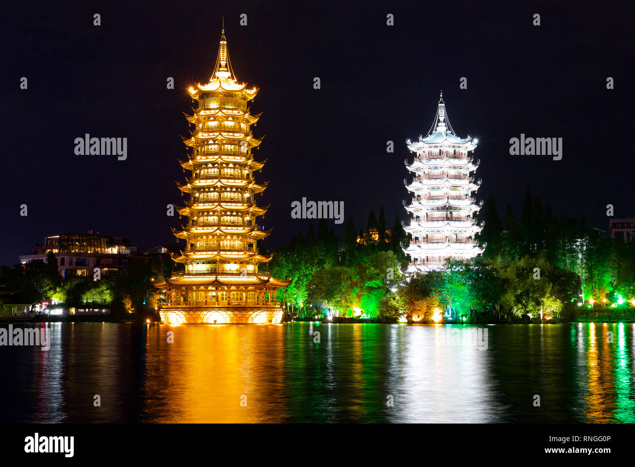 Sole e Luna pagode, Notte, Guilin, Cina Foto Stock
