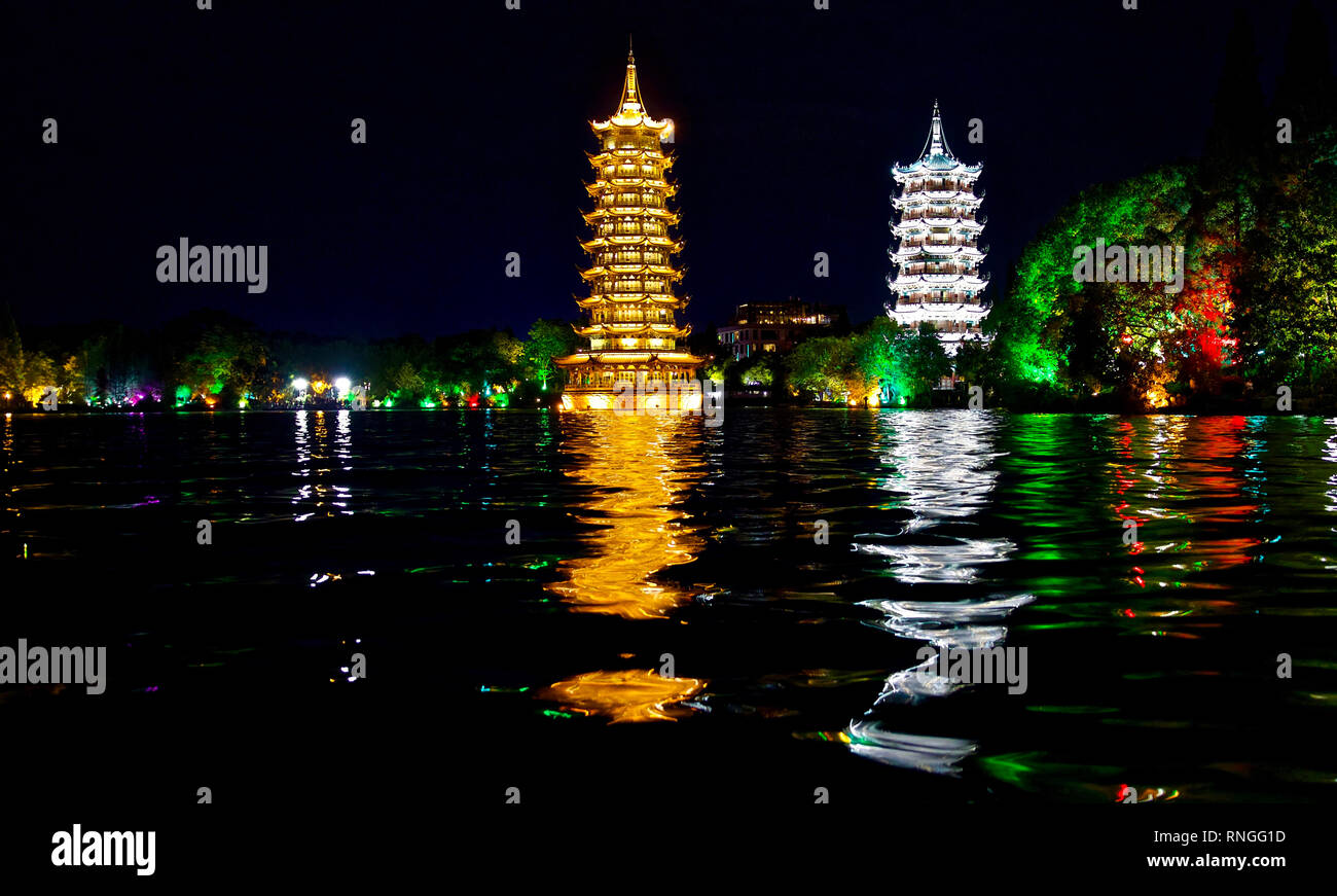 Sole e Luna pagode, Notte, Guilin, Cina Foto Stock
