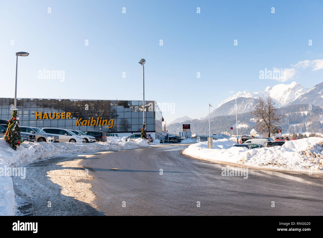 Parcheggio auto in Hauser Kaibling uno dell'Austria top ski resorts 44 impianti di risalita 123 chilometri di piste da sci, parcheggio auto, asservita 4 montagne Foto Stock