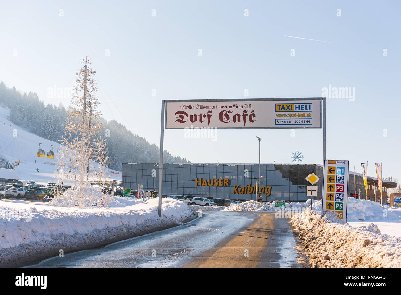 Parcheggio auto in Hauser Kaibling uno dell'Austria top ski resorts 44 impianti di risalita 123 chilometri di piste da sci, parcheggio auto, asservita 4 montagne Foto Stock