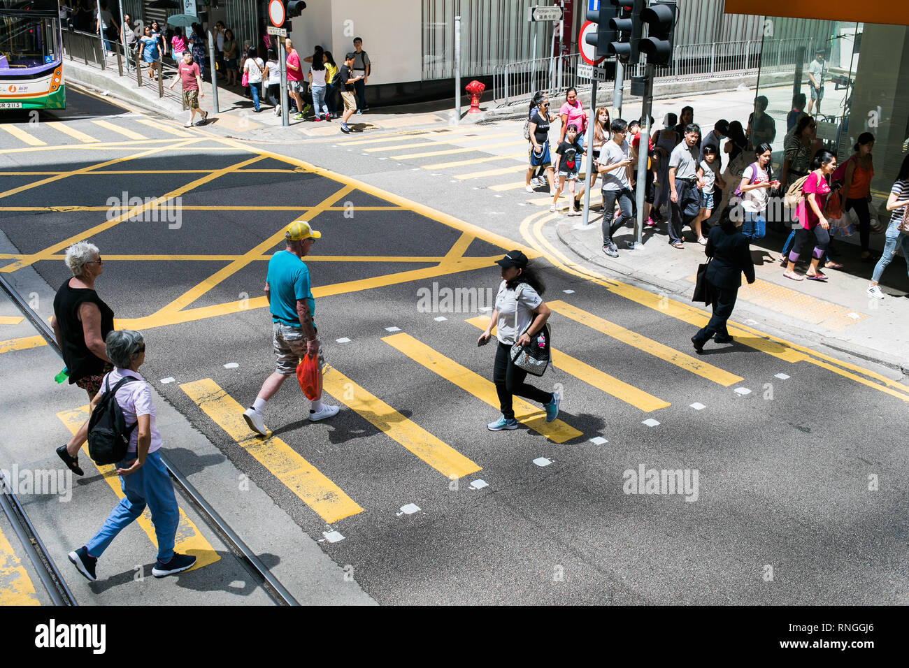 Filipiino lavoratori domestici sulla loro giornata di lavoro (domenica) raccogliere per divertimento e battute nelle strade di Honkong Foto Stock