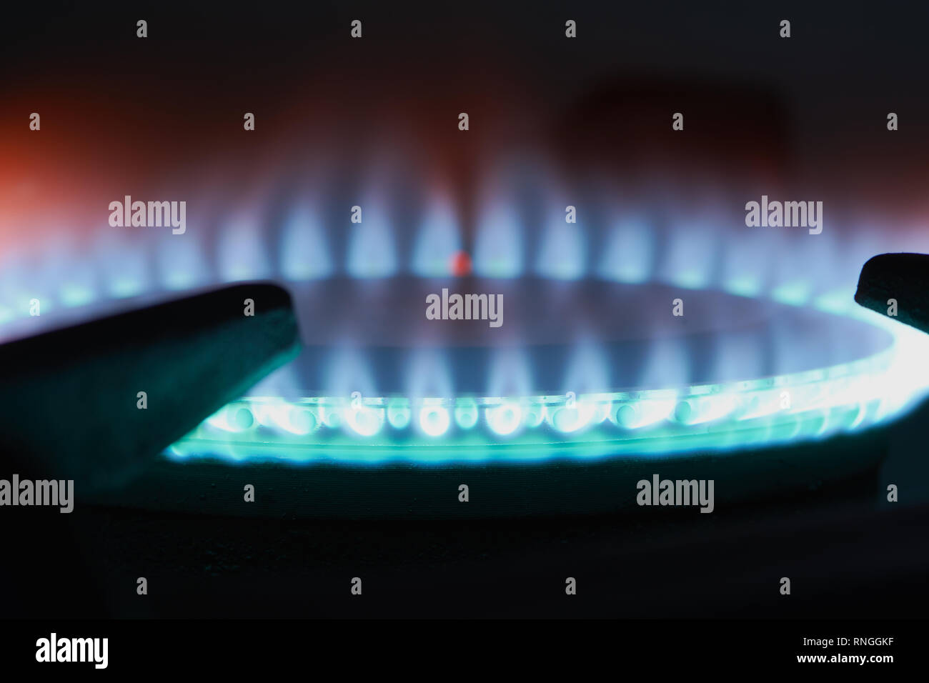 Fiamma a gas di un fornello a gas nel buio Foto Stock