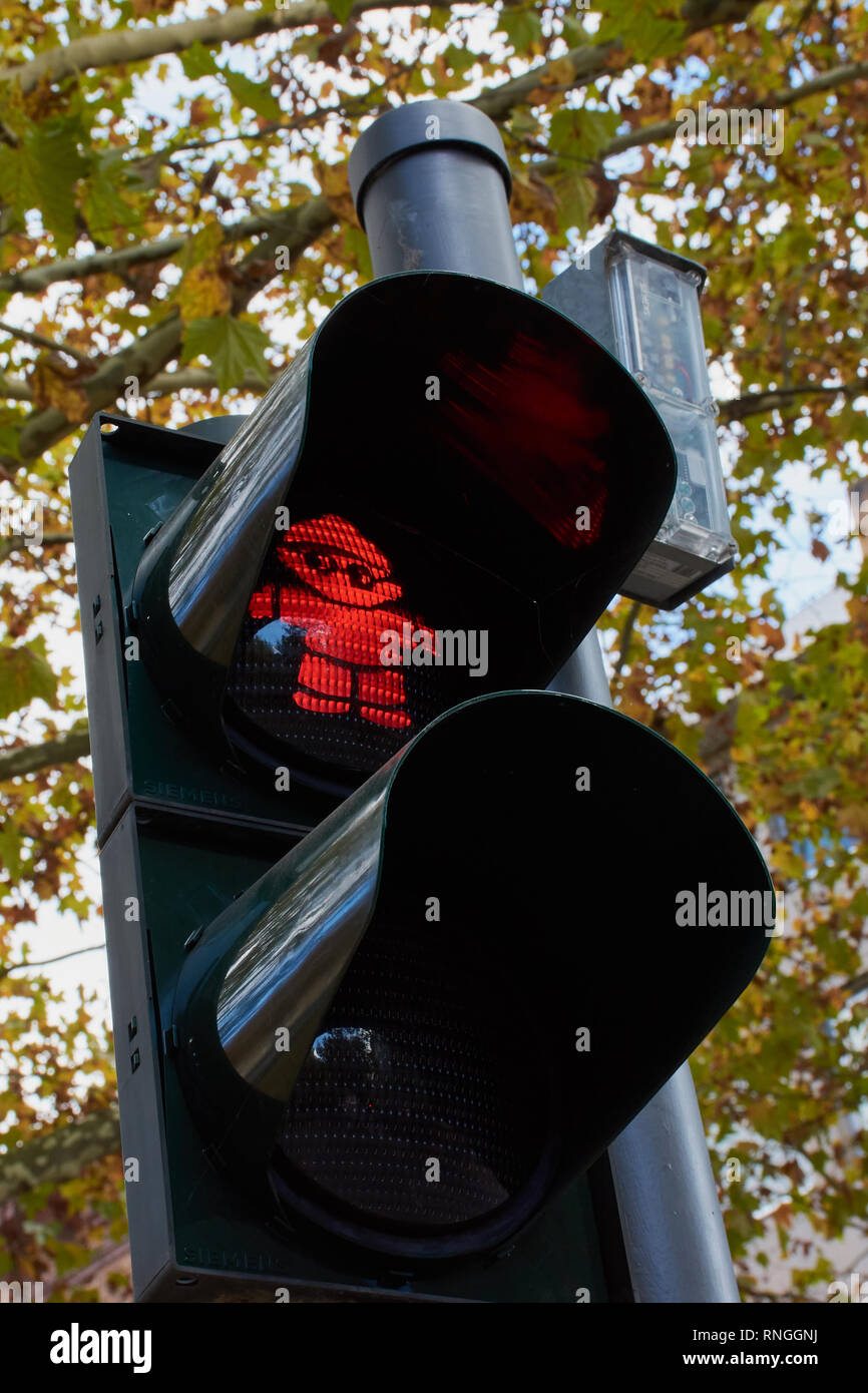 Mainz, Germania, 27 Ottobre- 2017: semaforo figura 'Mainzelmaennchen' è stato appositamente progettato per la città di Magonza. Foto Stock