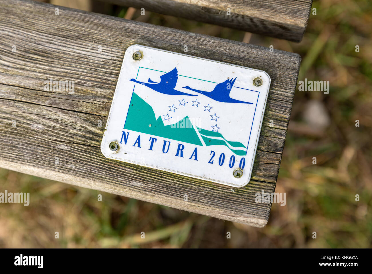 Natura 2000 segno su una panca in legno Foto Stock