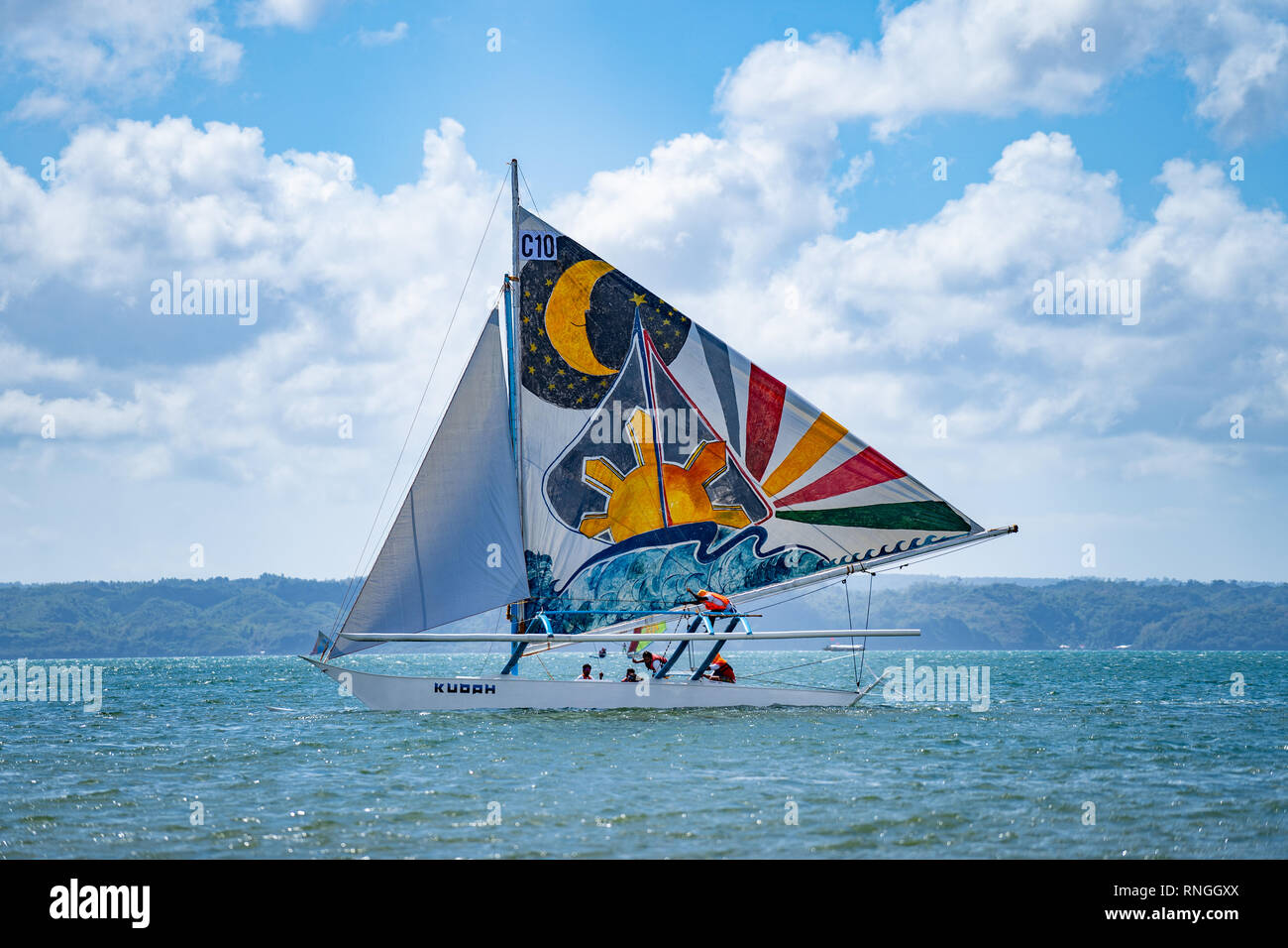 17/02/2019 Iloilio,Filippine. Il buttafuori con esclusivo vivacemente colorato vele prendere parte alla regata Paraw.uno dei più antichi eventi di vela in Asi Foto Stock