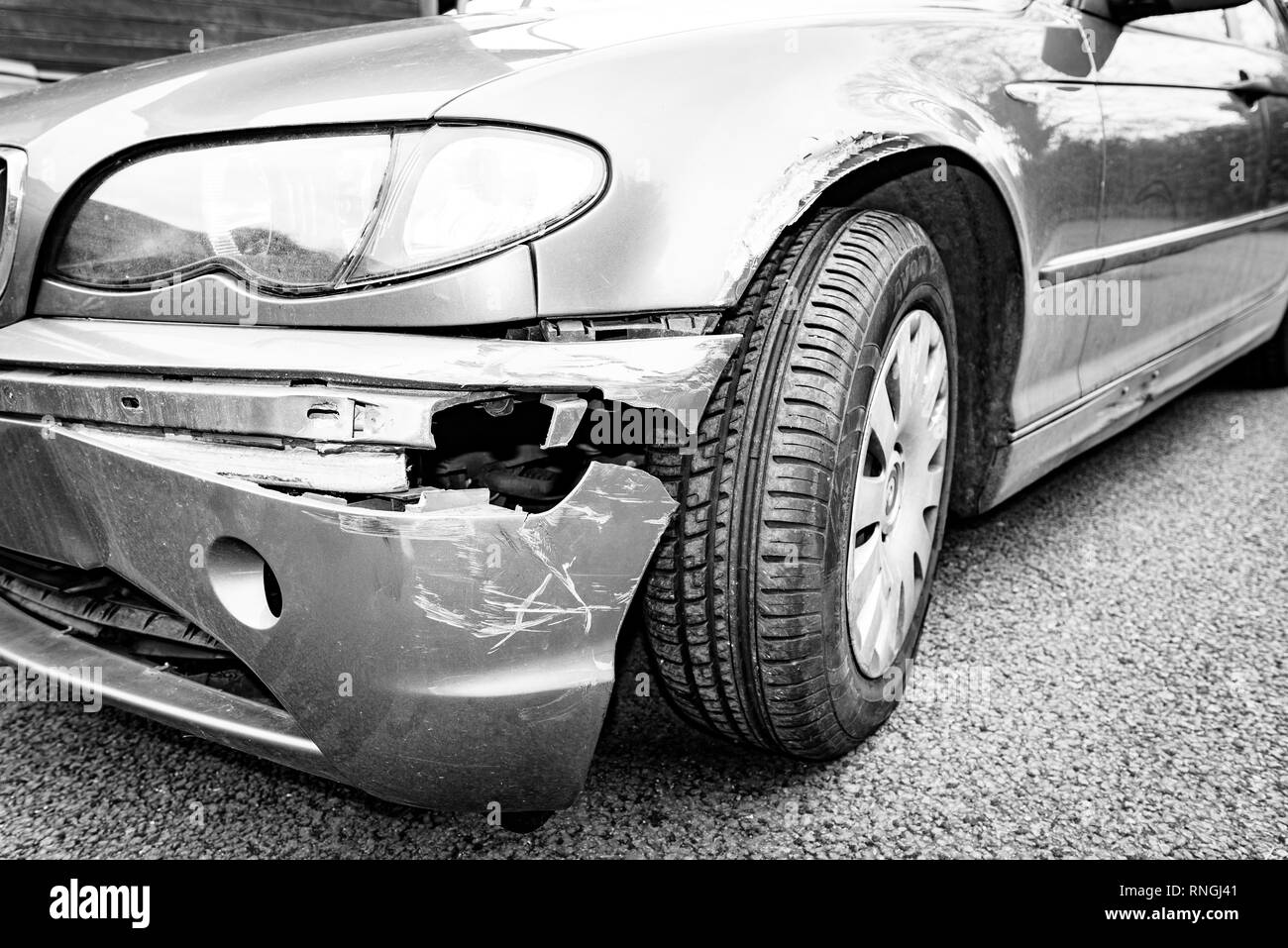 Car Crash e danneggiamento auto. Il lavoro sul corpo e il paraurti. Foto Stock