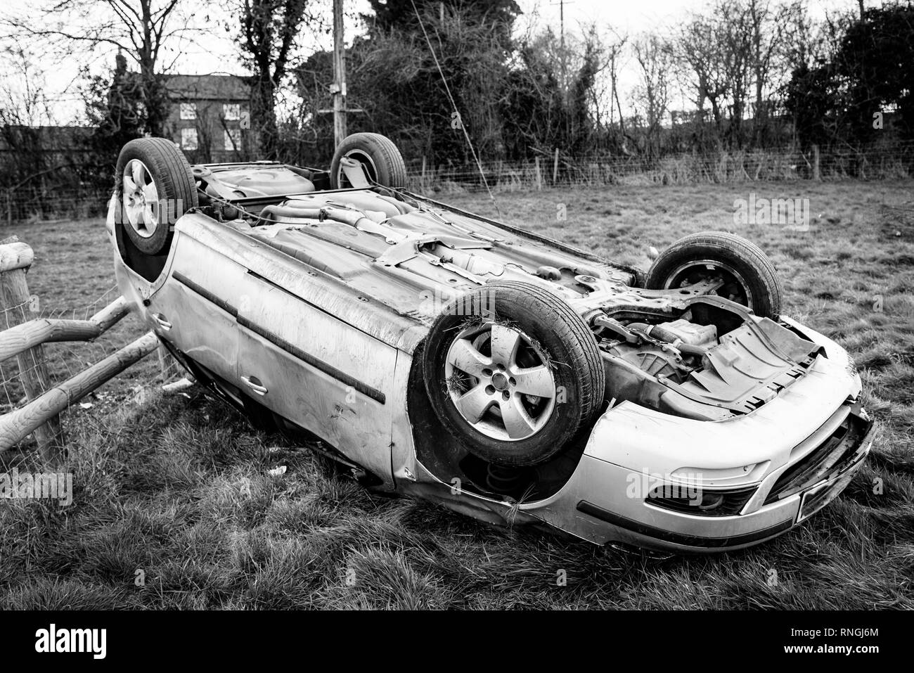 Car Crash e danneggiamento auto. Veicolo in un campo dopo alta velocità crash. Foto Stock