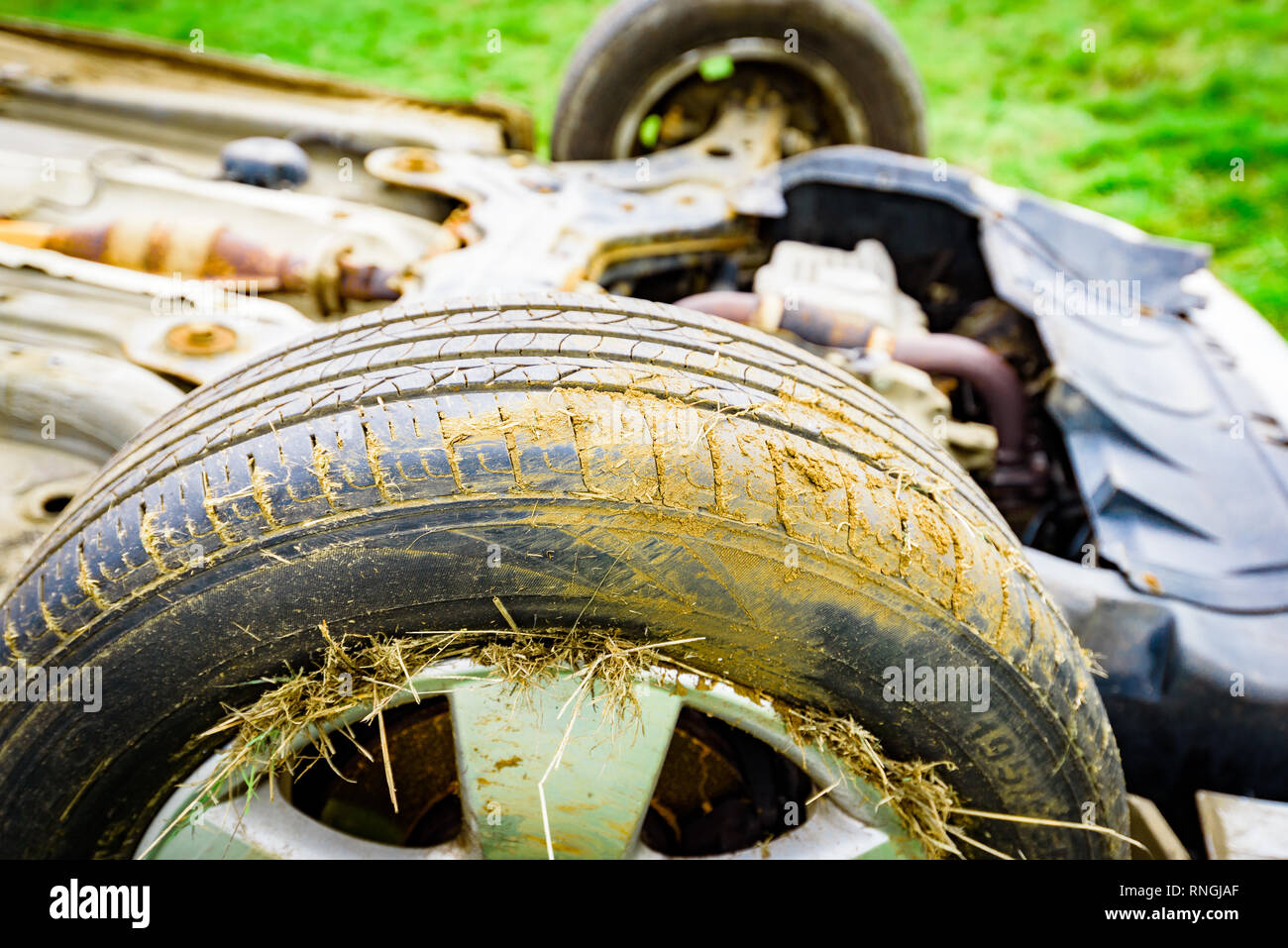 Car Crash e danneggiamento auto. Veicolo in un campo dopo alta velocità crash. Foto Stock