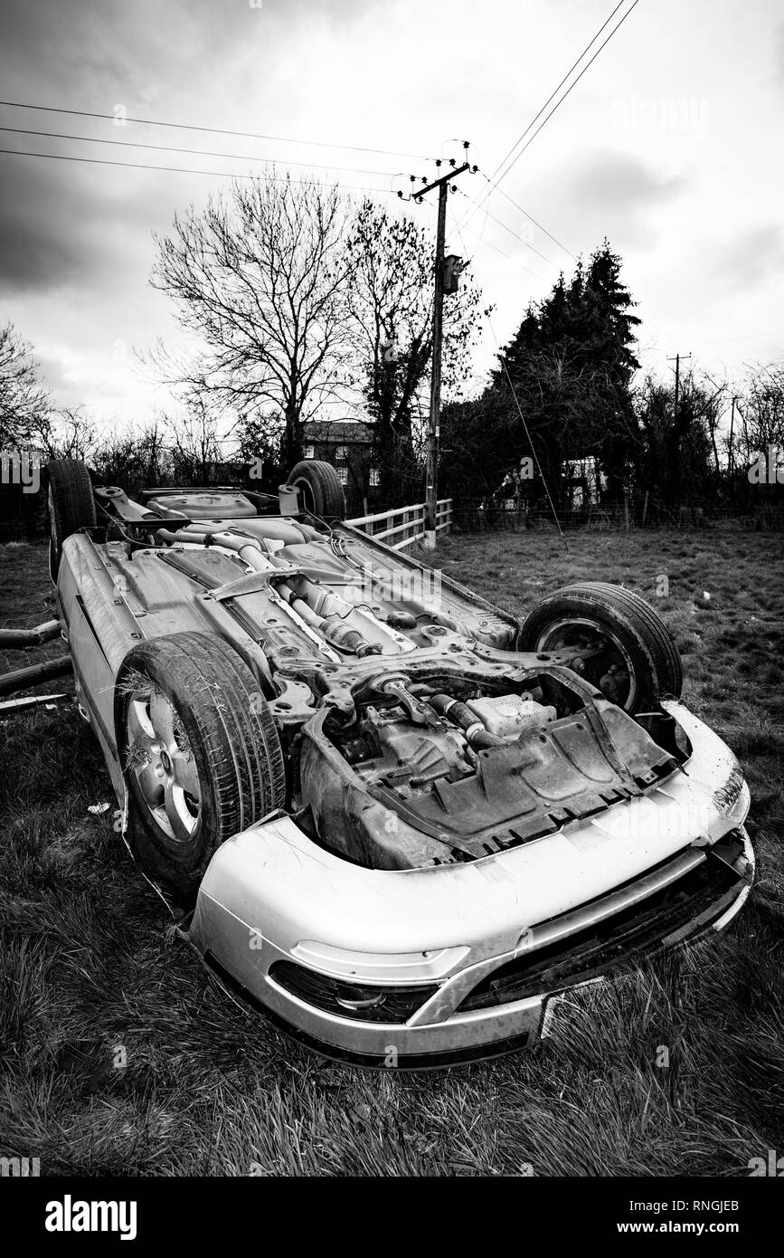 Car Crash e danneggiamento auto. Veicolo in un campo dopo alta velocità crash. Foto Stock