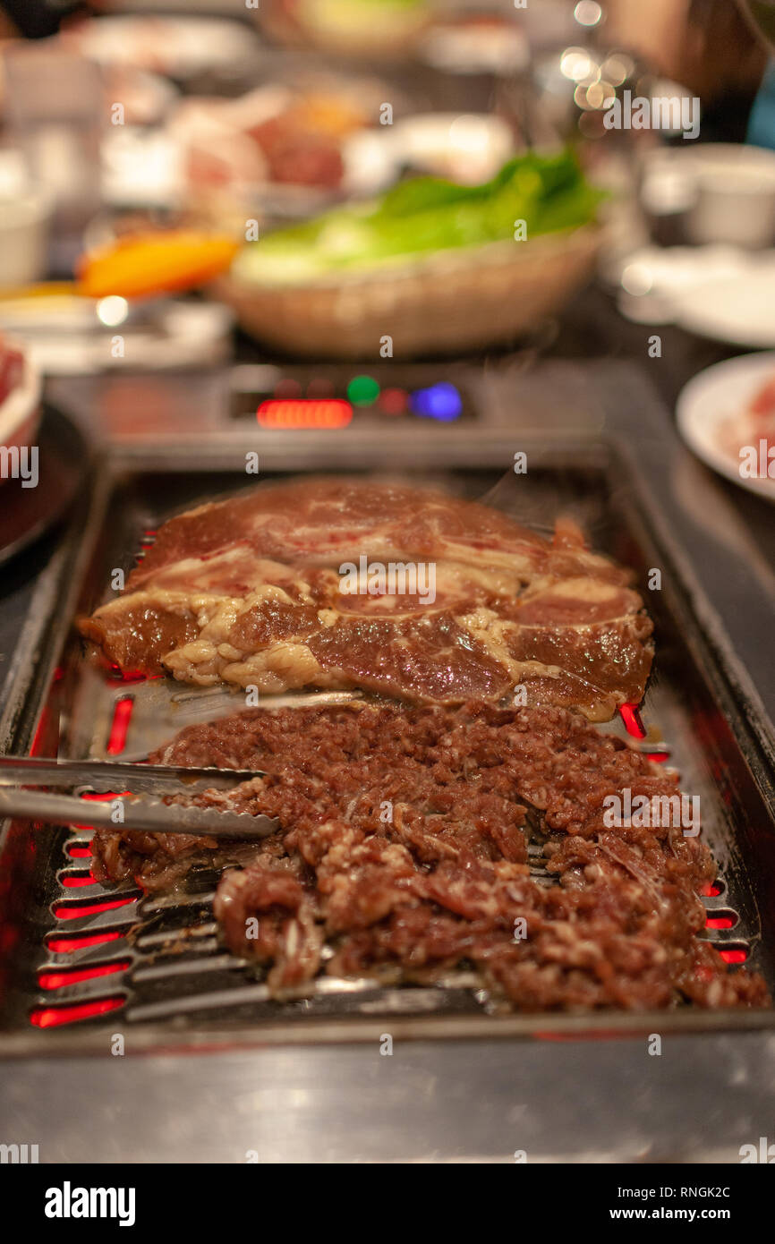 Korean barbecue in stile con succosa carne di manzo e le nervature brevi sulla stufa calda la piastra grill con emissione di fumo da cottura. Foto Stock