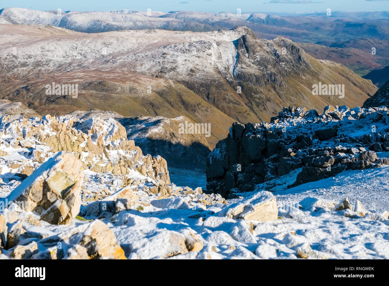 Il luccio o Stickle e The Langdale Pikes in inverno, Parco Nazionale del Distretto dei Laghi, Cumbria, Regno Unito. Foto Stock