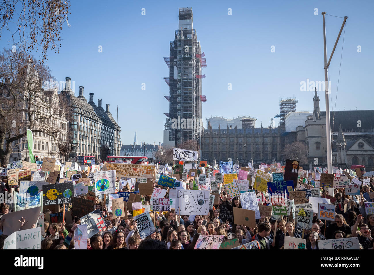 Sciopero della gioventù 4 clima. Migliaia di alunni e studenti a piedi fuori dalle lezioni per protestare a Westminster come parte di un capillare di cambiamenti climatici sciopero Foto Stock