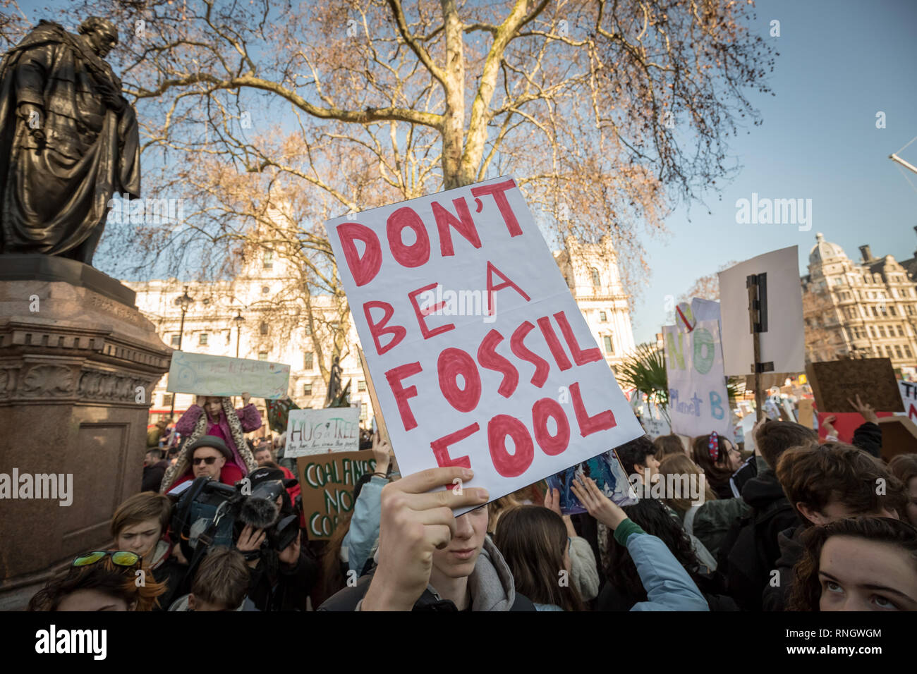 Sciopero della gioventù 4 clima. Migliaia di alunni e studenti a piedi fuori dalle lezioni per protestare a Westminster come parte di un capillare di cambiamenti climatici sciopero Foto Stock