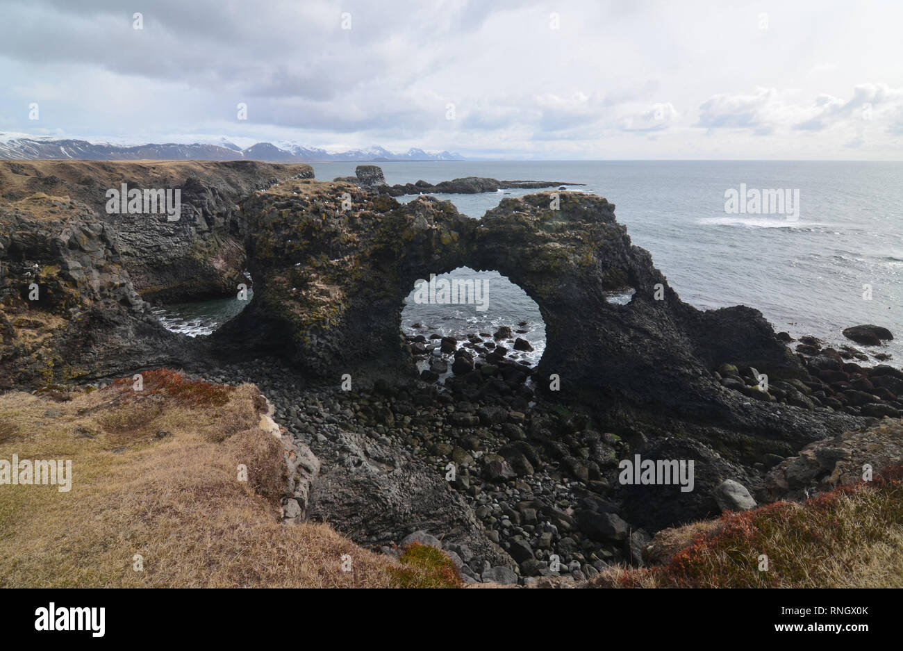 Una fantastica vista costiera di arch rock fatti di roccia lavica. Foto Stock