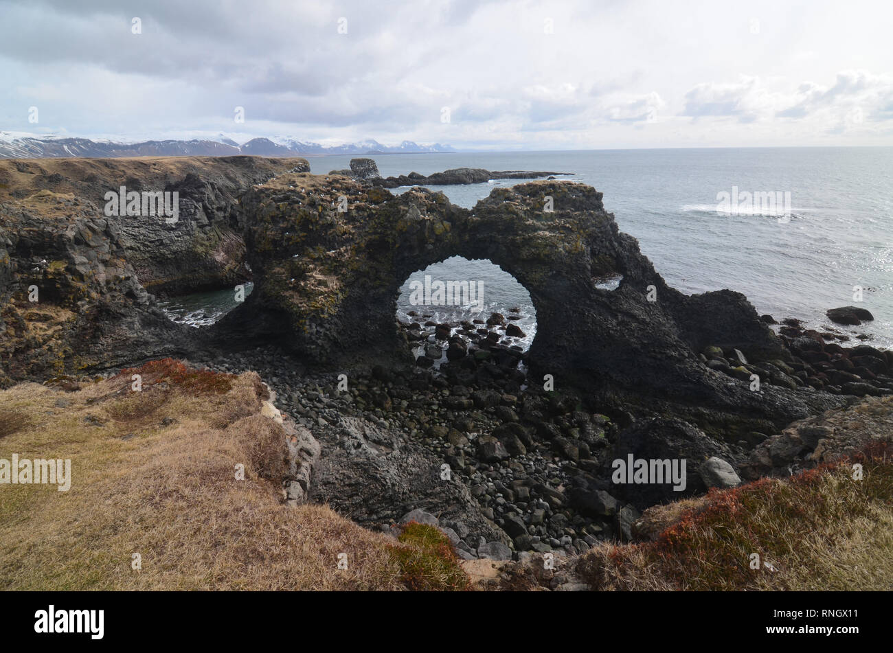 Vista panoramica della lava arch rock a Anarstapi in Islanda. Foto Stock