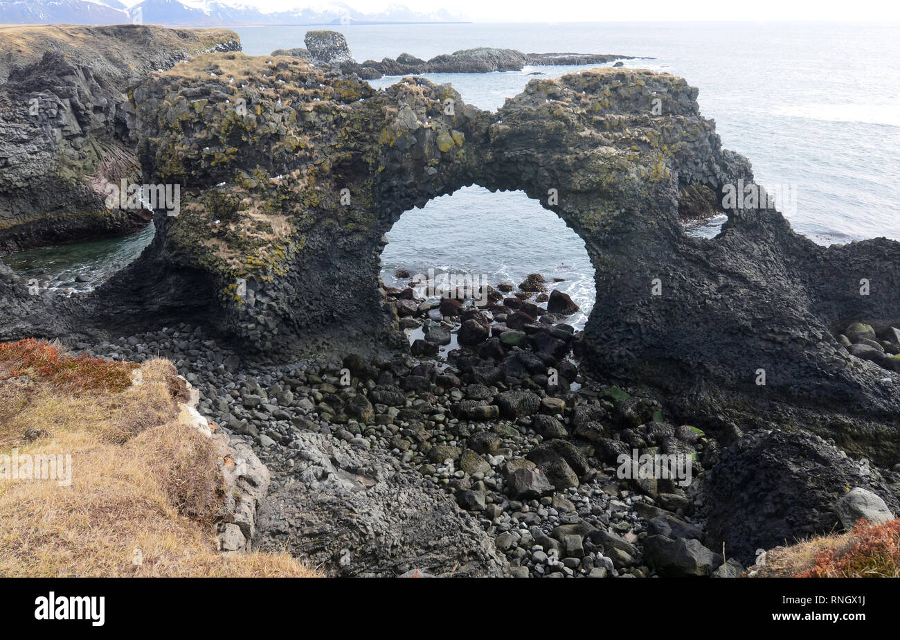 Splendido paesaggio con belle Arnarstapi arch rock in Islanda. Foto Stock