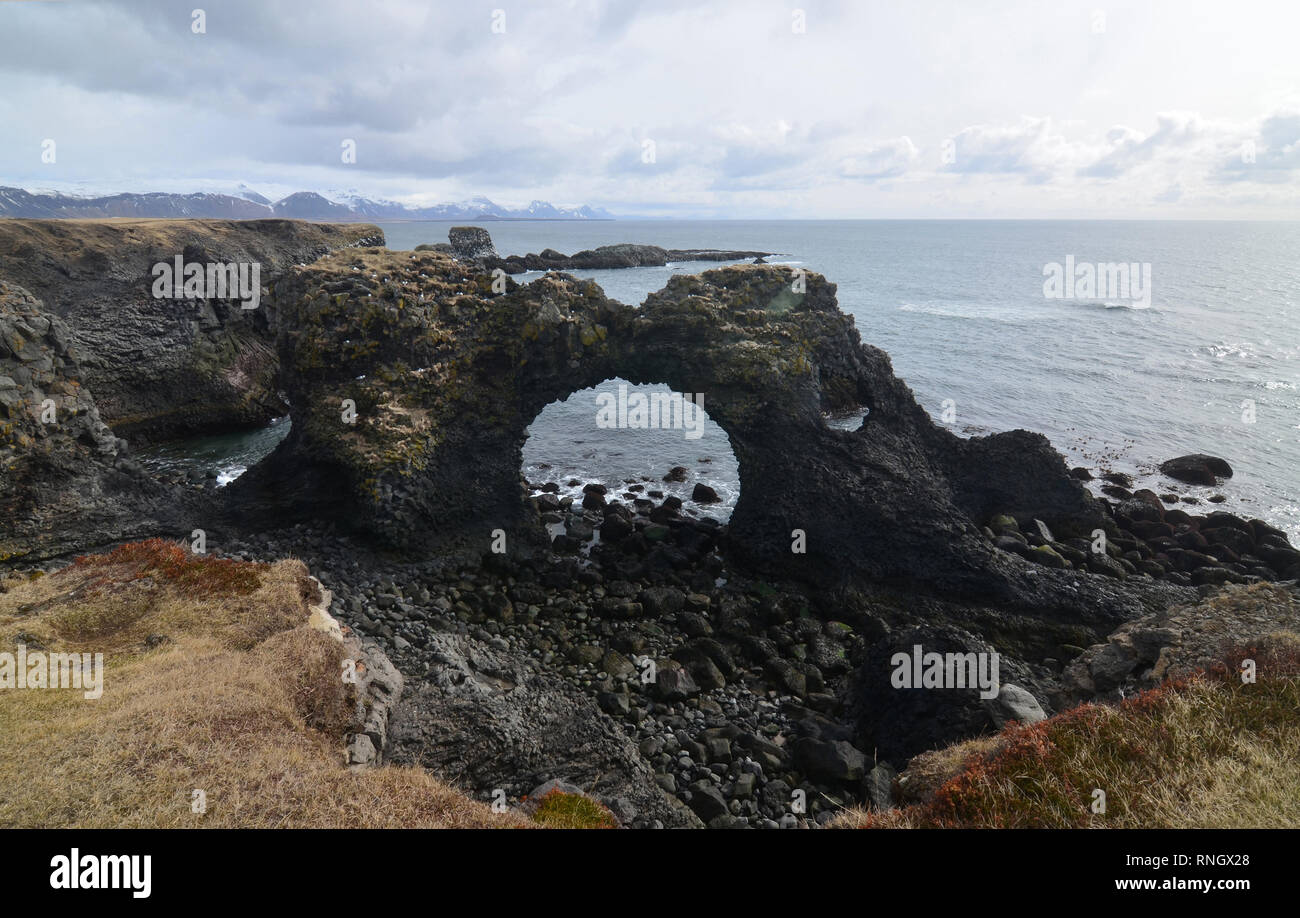 Lava fantastiche formazioni rocciose lungo la costa dell'Islanda. Foto Stock