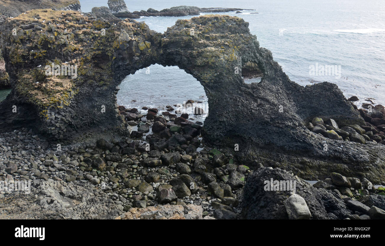 Bellissima Costa arch rock sulla costa scoscesa del Islanda. Foto Stock