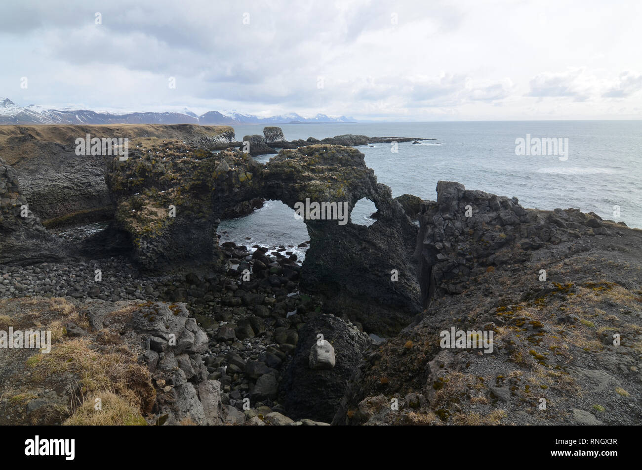 Incredibile arch rock formazione sulla costa lungo l'Islanda Foto Stock