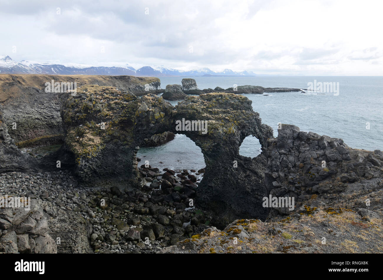 Vedute panoramiche di arch rock formazione a Arnastapi in Islanda la riva. Foto Stock