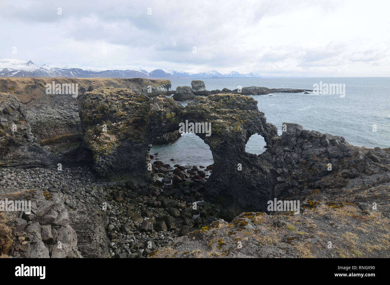 Fantastico arch rock formazione sull'oceano in Islanda. Foto Stock