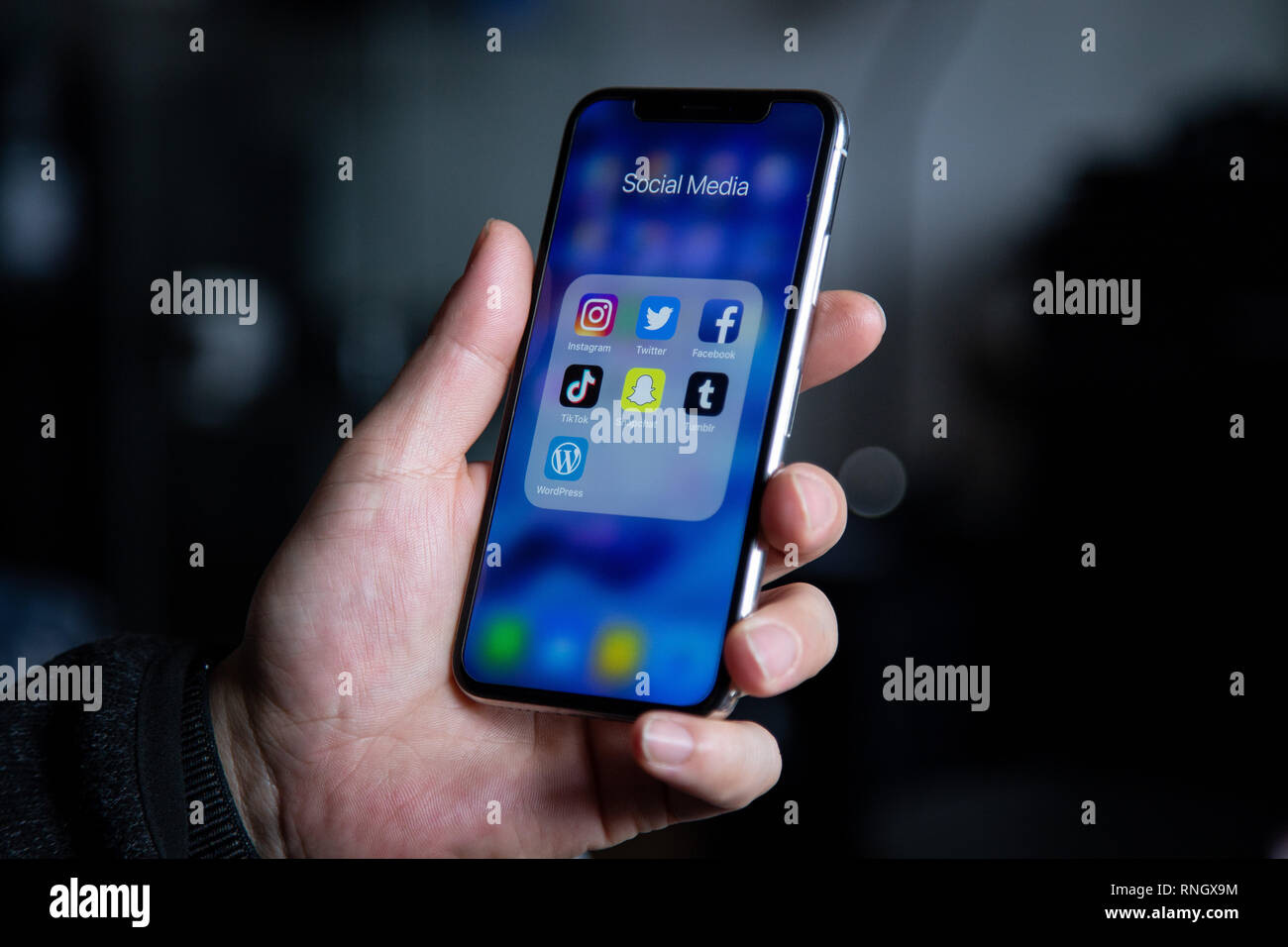Gruppo di Social Media Le icone delle applicazioni su Iphone X Smartphone in mano azienda Foto Stock