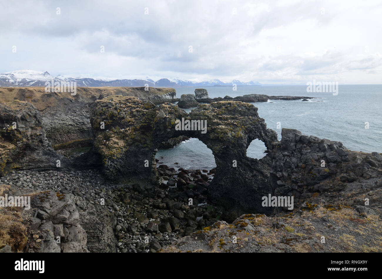 Arco costiero rock formazione fatta di pietra lavica sulla costa. Foto Stock