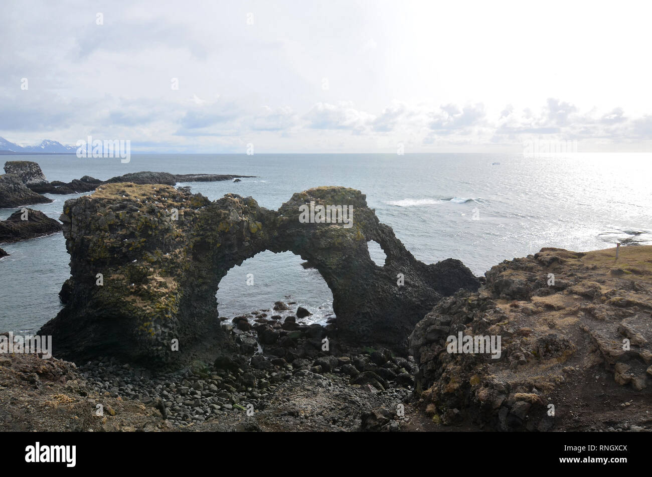 Incredibile la cattura di Arnarstapi's Arch Rock sulla costa dell'Islanda. Foto Stock