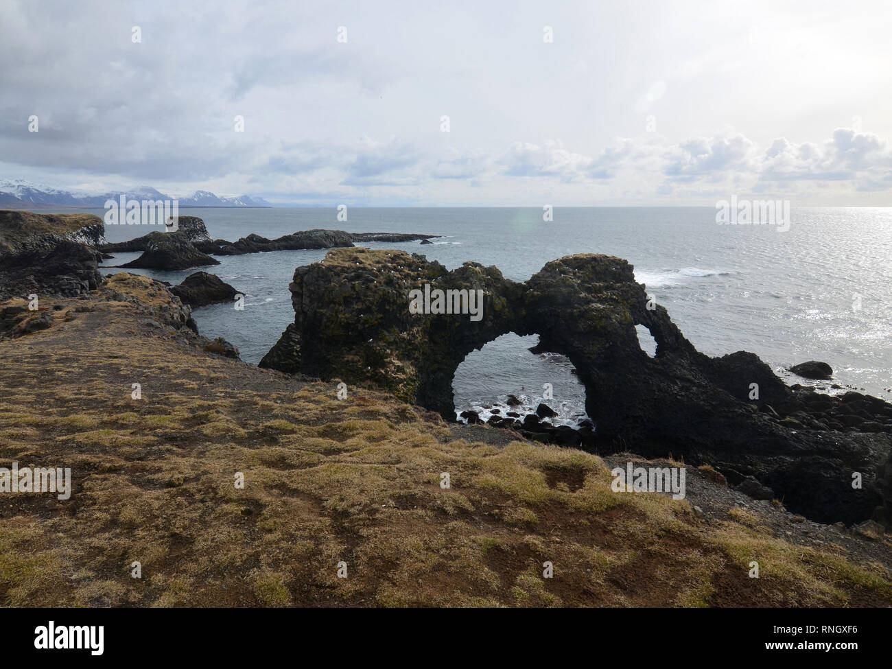 Incredibile arch rock vicino hellnar sulla penisola Snaefelsnes in Islanda. Foto Stock