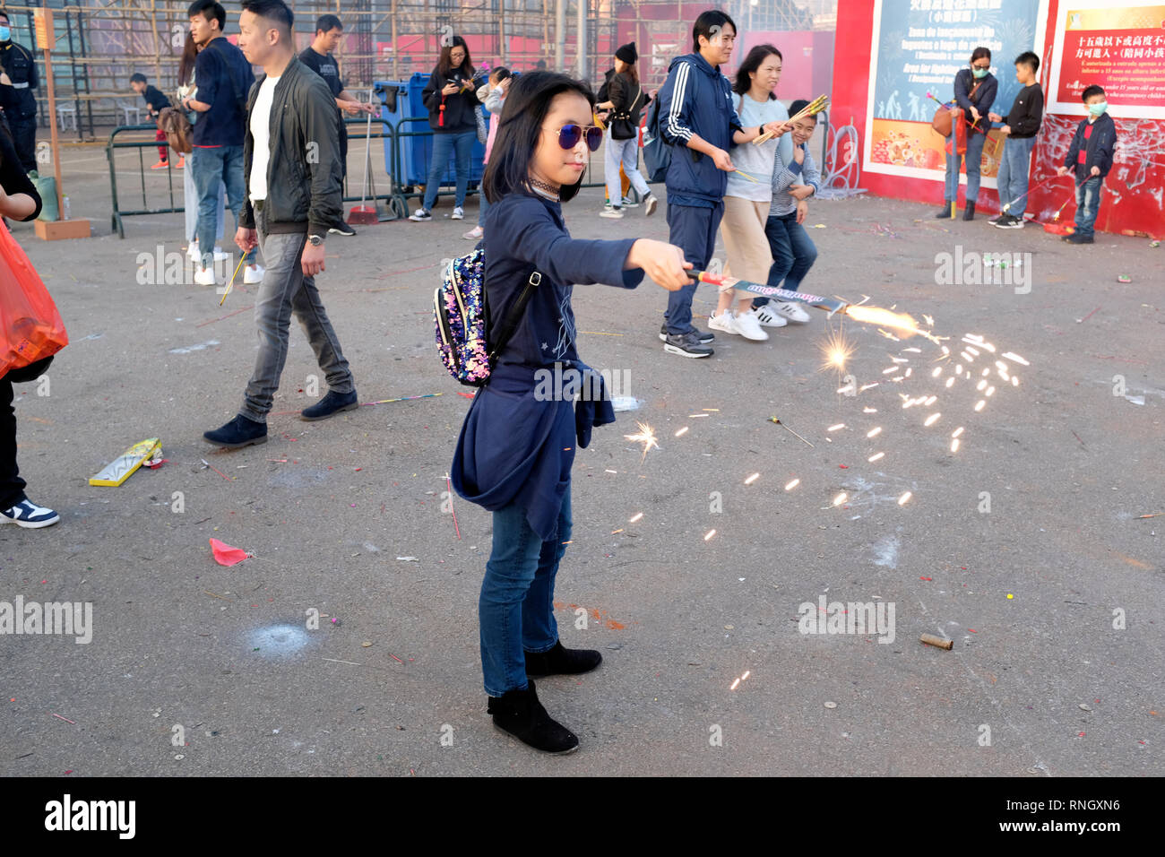 Ragazza giovane con un sparkler durante il Capodanno cinese a Macau Foto Stock