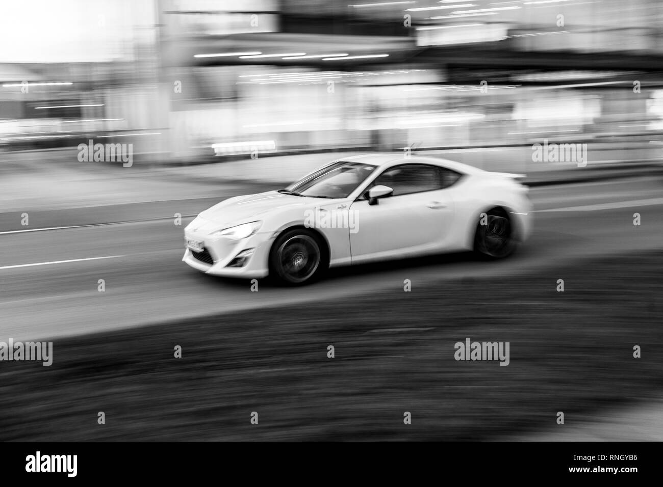 Toyota GT86 Auto sportiva nel centro della città di notte Foto Stock