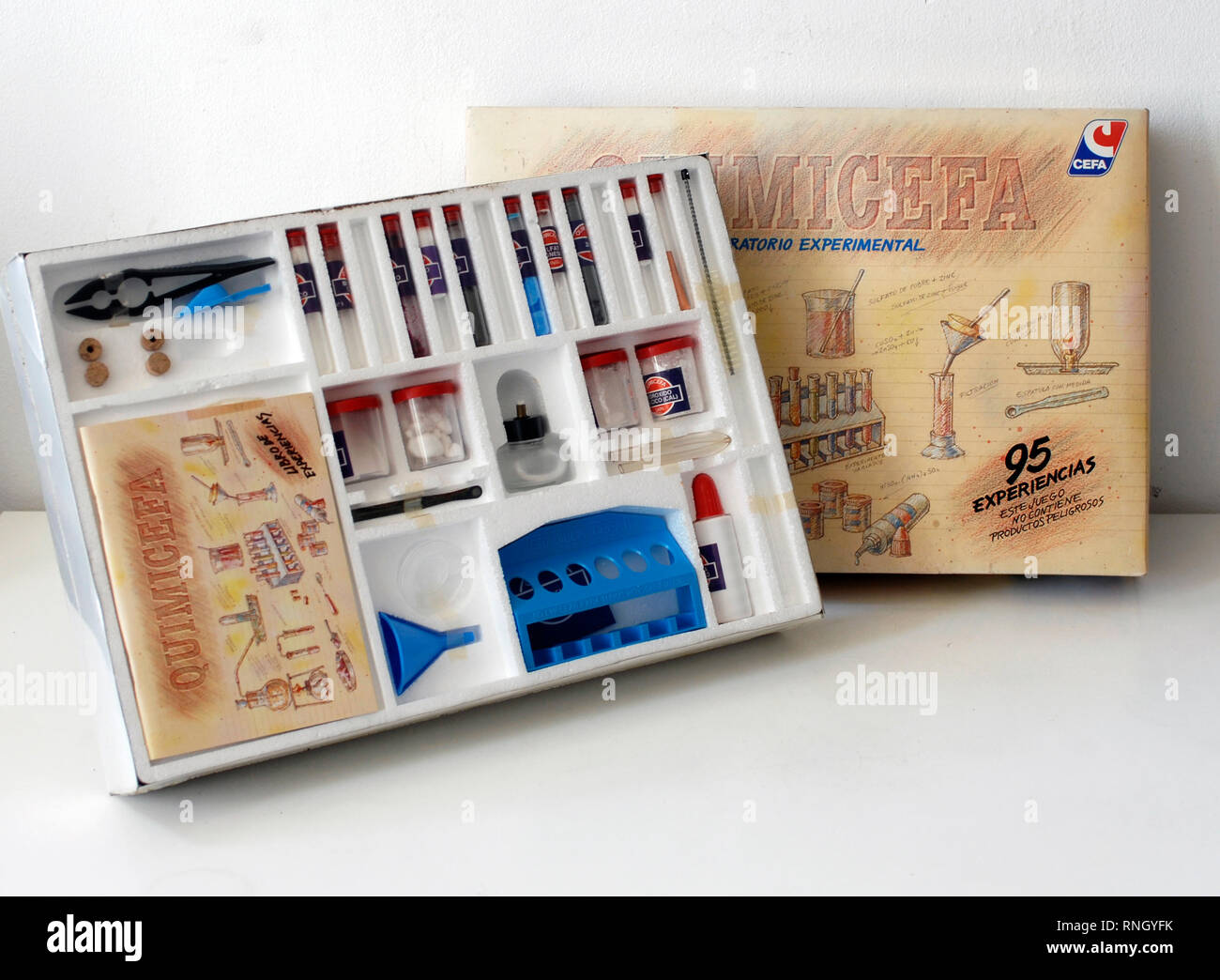 Gioco di chimica Quimicefa 95 l'esperienza. Laboratorio sperimentale da Cefa, effettuati in Spagna. Originale, 80s. Foto Stock