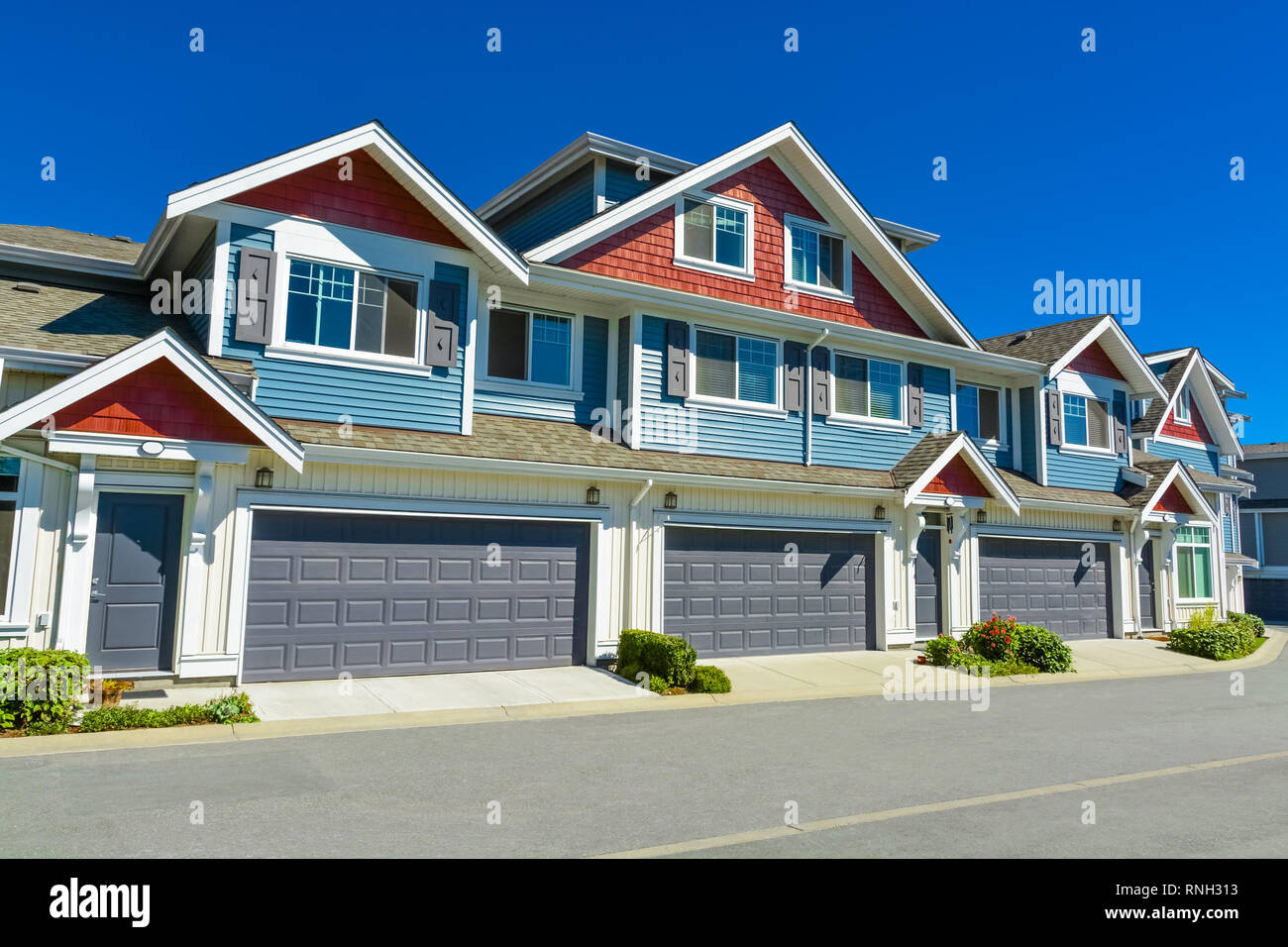 Nuova casa cittadina residenziale nella periferia di Vancouver, Canada. Foto Stock