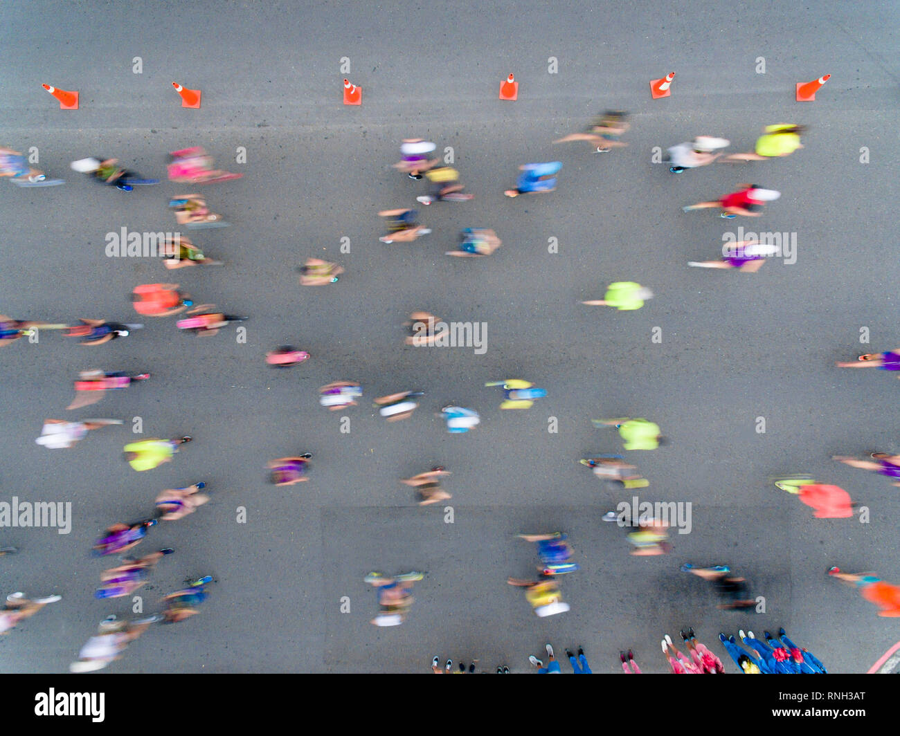 Vista aerea di corridori della maratona su strada Foto Stock