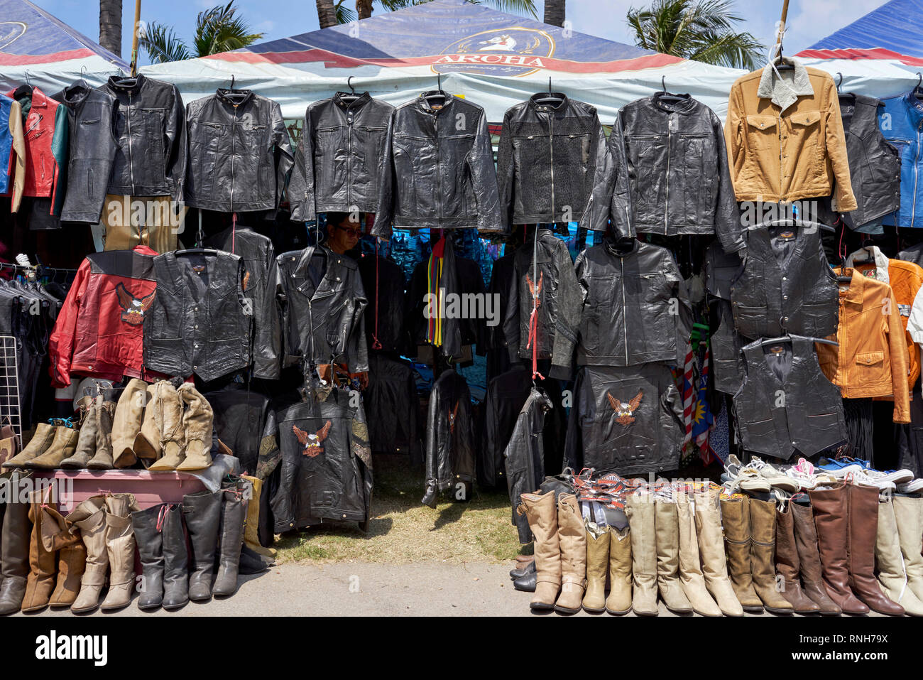 Abbigliamento moto. Cabina per i vestiti da motociclista. Giacche e stivali in pelle in vendita Foto Stock