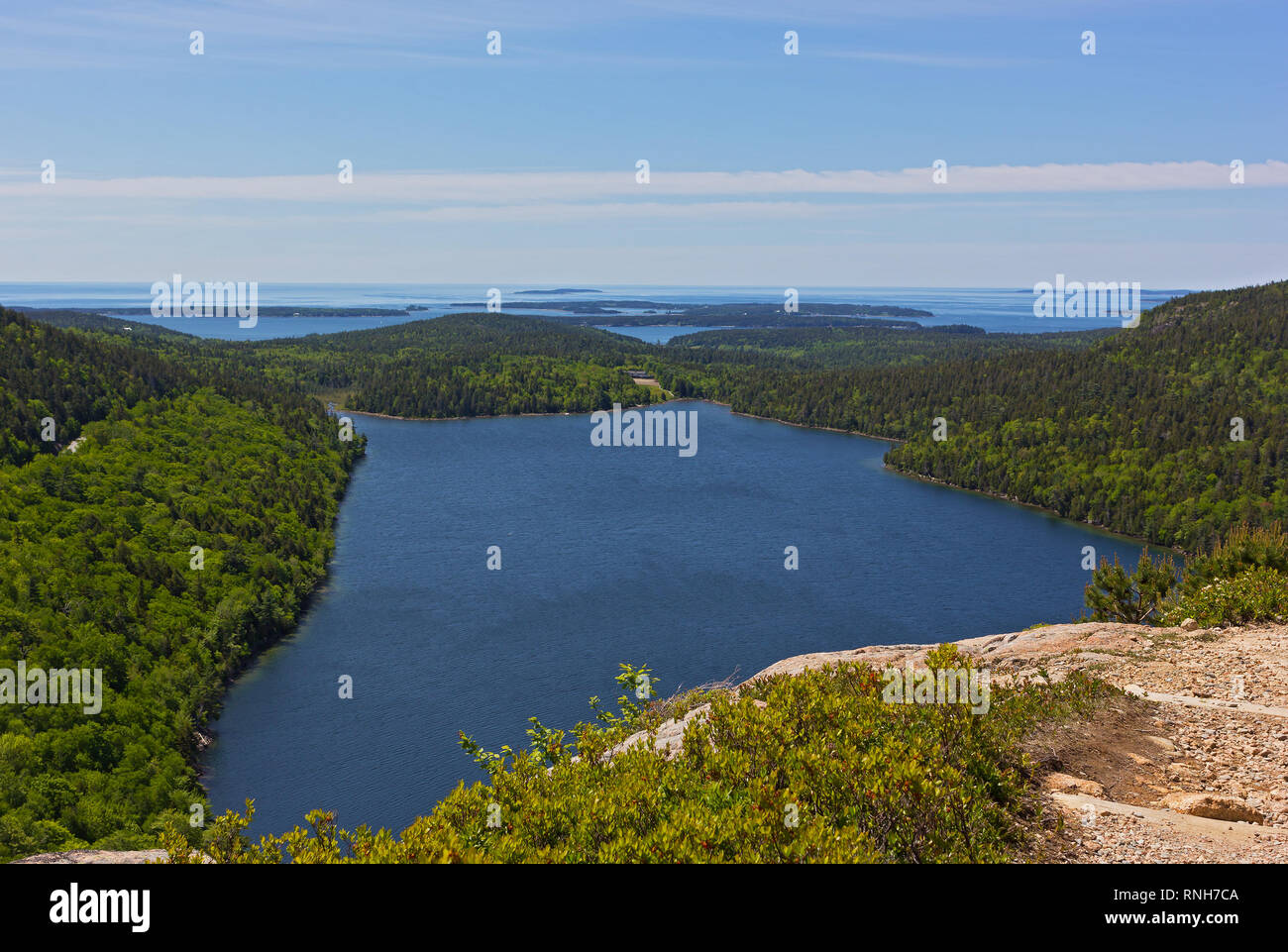 Un lago nel Parco Nazionale di Acadia, Maine, Stati Uniti d'America. Scenic panorama con orizzonte oltre le acque dell'oceano. Foto Stock