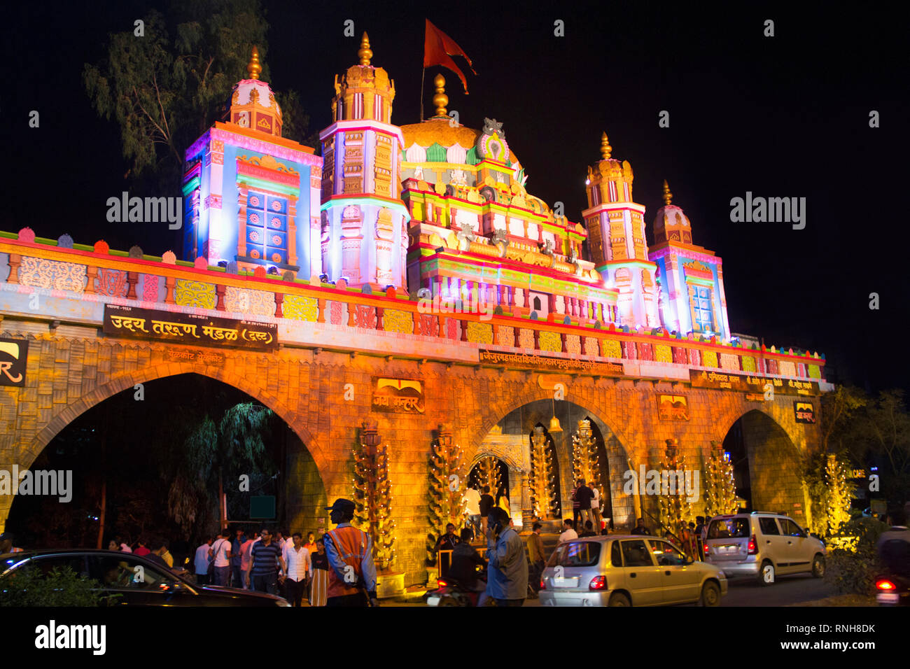 PUNE, Maharashtra, settembre 2018, visitatori e devoto alla replica di Jejuri gad Ganpati durante il Festival a Shivaji Nagar Foto Stock