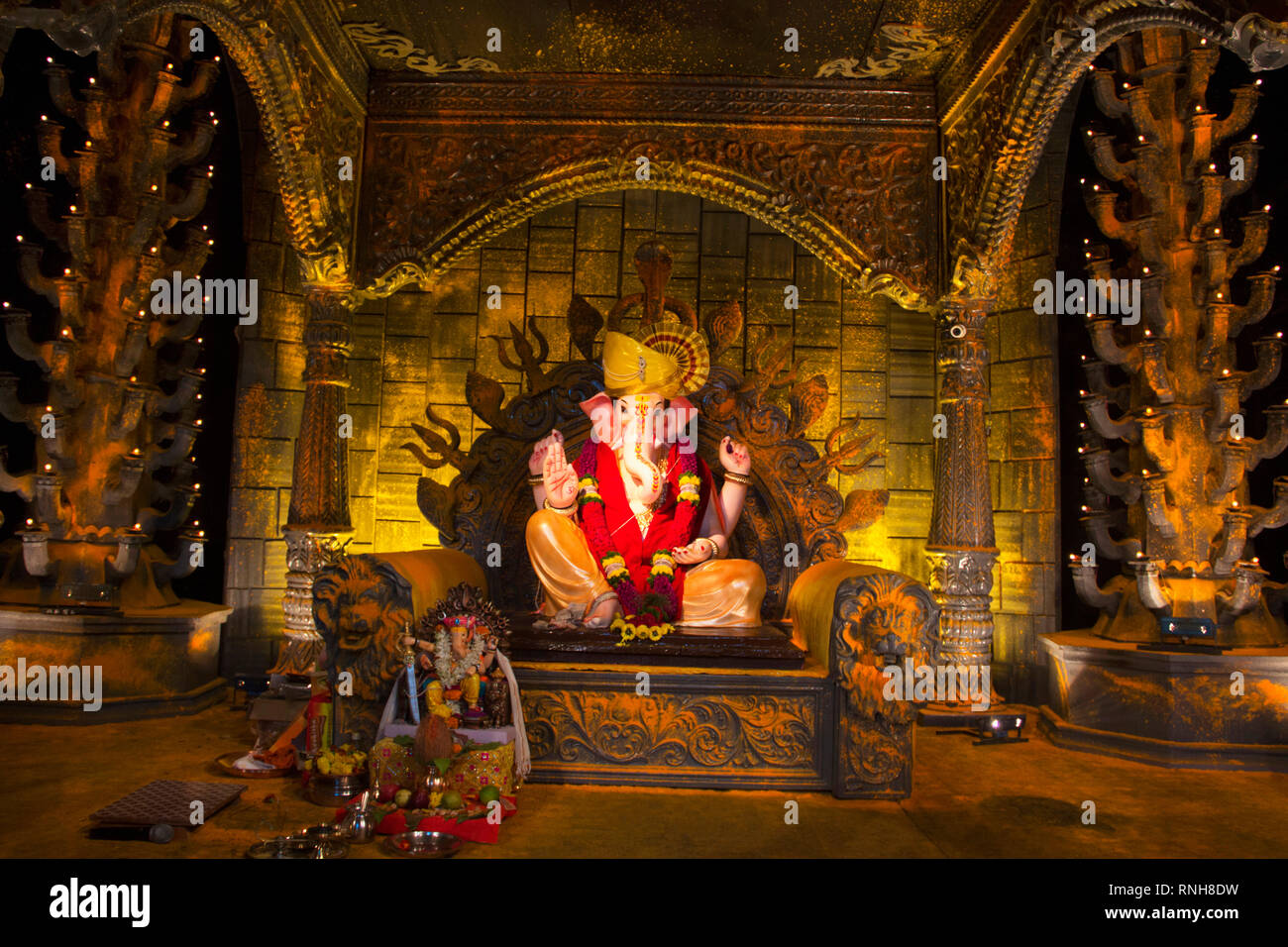 Signore idolo Ganpati alla replica di Jejuri gad Ganpati durante il Festival a Shivaji Nagar, Pune Foto Stock