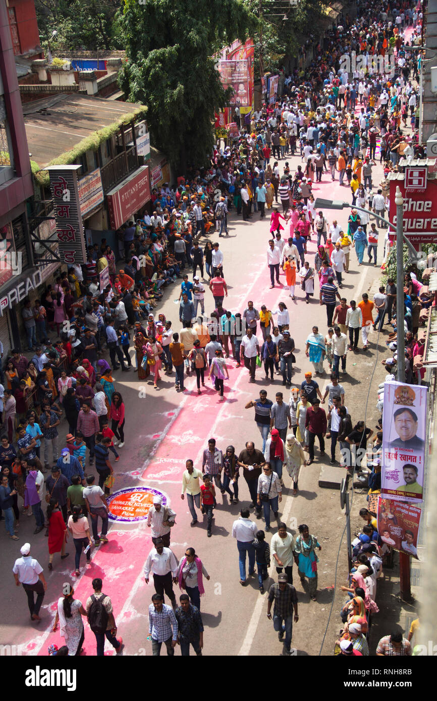 PUNE, Maharashtra, settembre 2018, la gente di Laxmi road, decorata con rangoli per Ganpati processione durante il Festival Ganpati, vista aerea Foto Stock