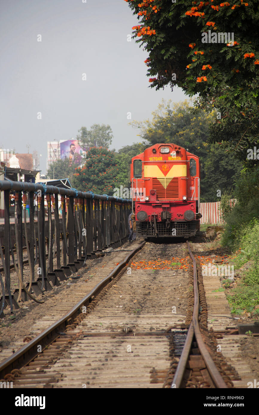 Motore ferroviario di pulizia presso la stazione ferroviaria, Kolhapur, Maharashtra Foto Stock