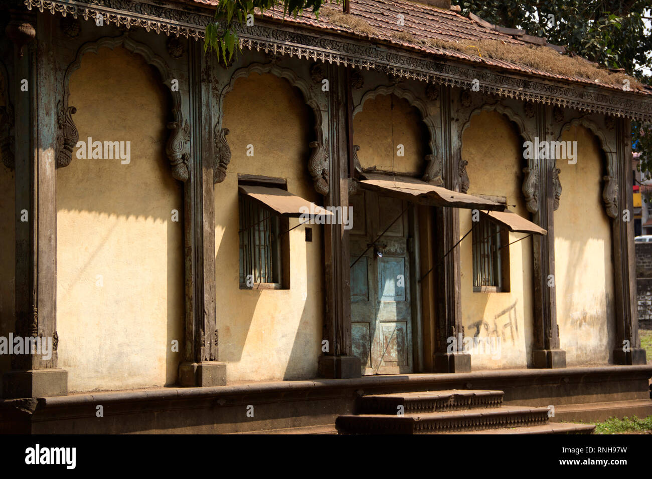 Close-up della facciata della vecchia struttura per ultimi riti del popolo dal royal Bhosale famiglia di Kolhapur Sansthan vicino Panchganga Ghat, Kolhapur Foto Stock