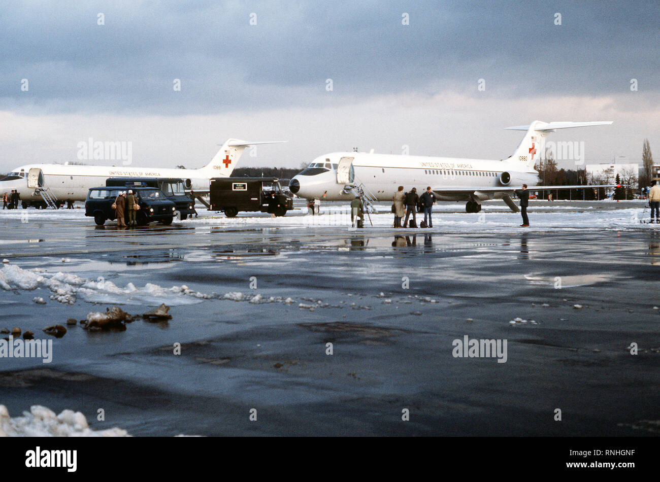 1981 - Una vista anteriore sinistra di due parcheggiato C-9 Nightingale aeromobile prima della loro partenza per l'Algeria. Il velivolo verrà a ritirare il 52 Liberati ostaggi rilasciati dall'Iran e poi tornare alla base. Foto Stock