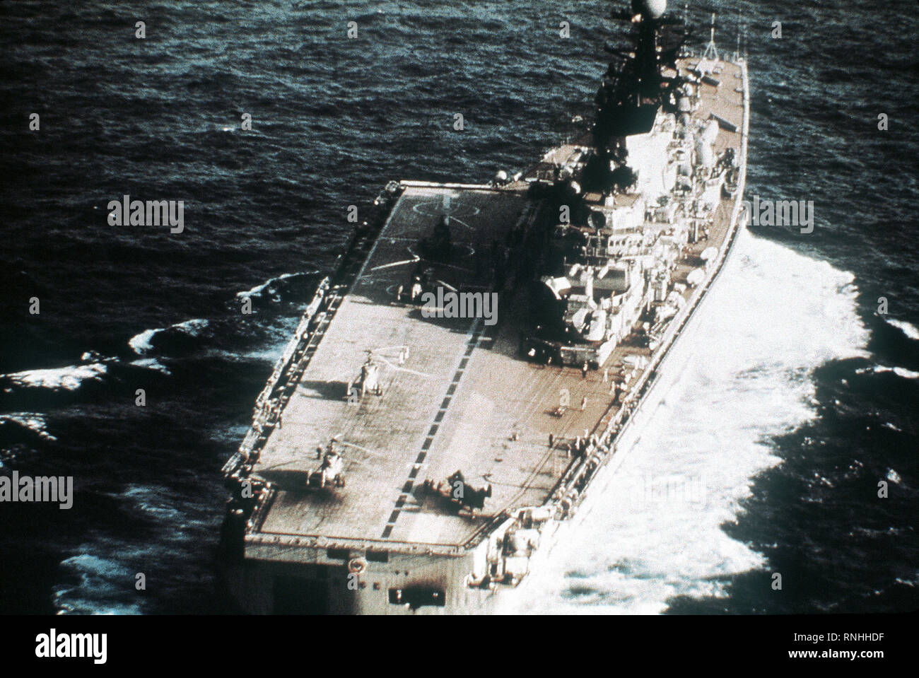 1982 - Una vista di poppa del Soviet missile guidato di decollo e atterraggio verticale (VTOL) portaerei KIEV in corso. Foto Stock
