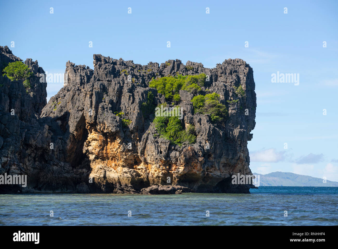 Scogliere rosse su Nosy Hara, Madagascar Foto Stock